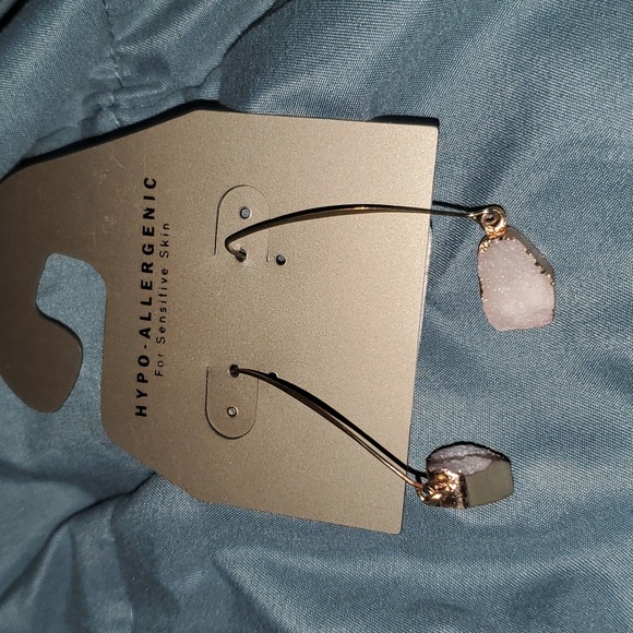 Au Natural Hypoallergenic Rose quartz like pink stone gold drop geode earrings - Picture 3 of 6